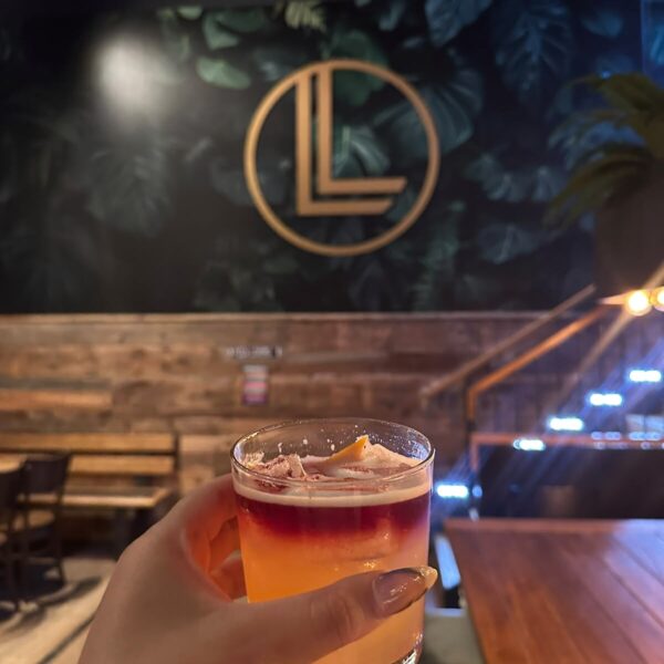 Cocktail vor dem goldenen Leo’s-Monogramm
